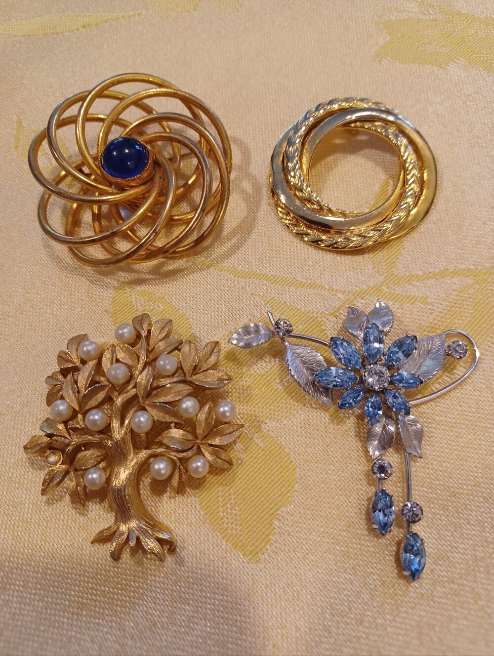 Vintage Brooches Assorment